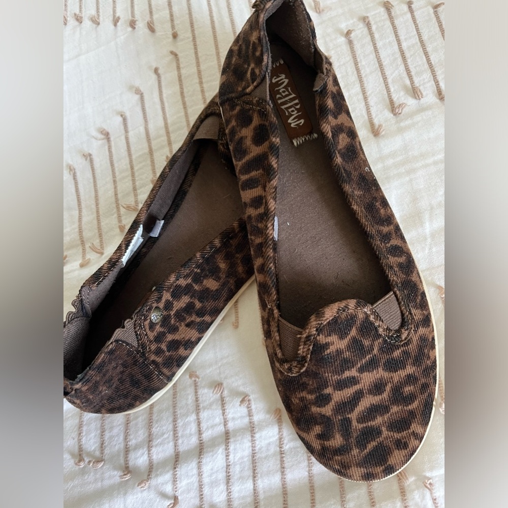 Maypole leopard print slip on corduroy flats size 8